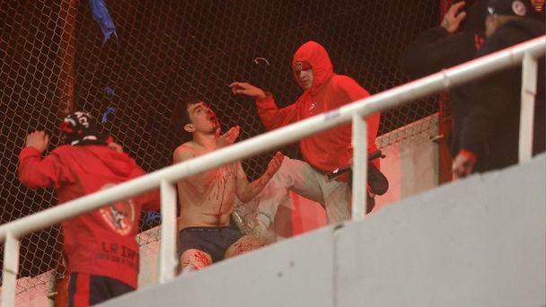 Aficionados de Independiente atacaron a los de la U. de Chile. (Foto: AFP)