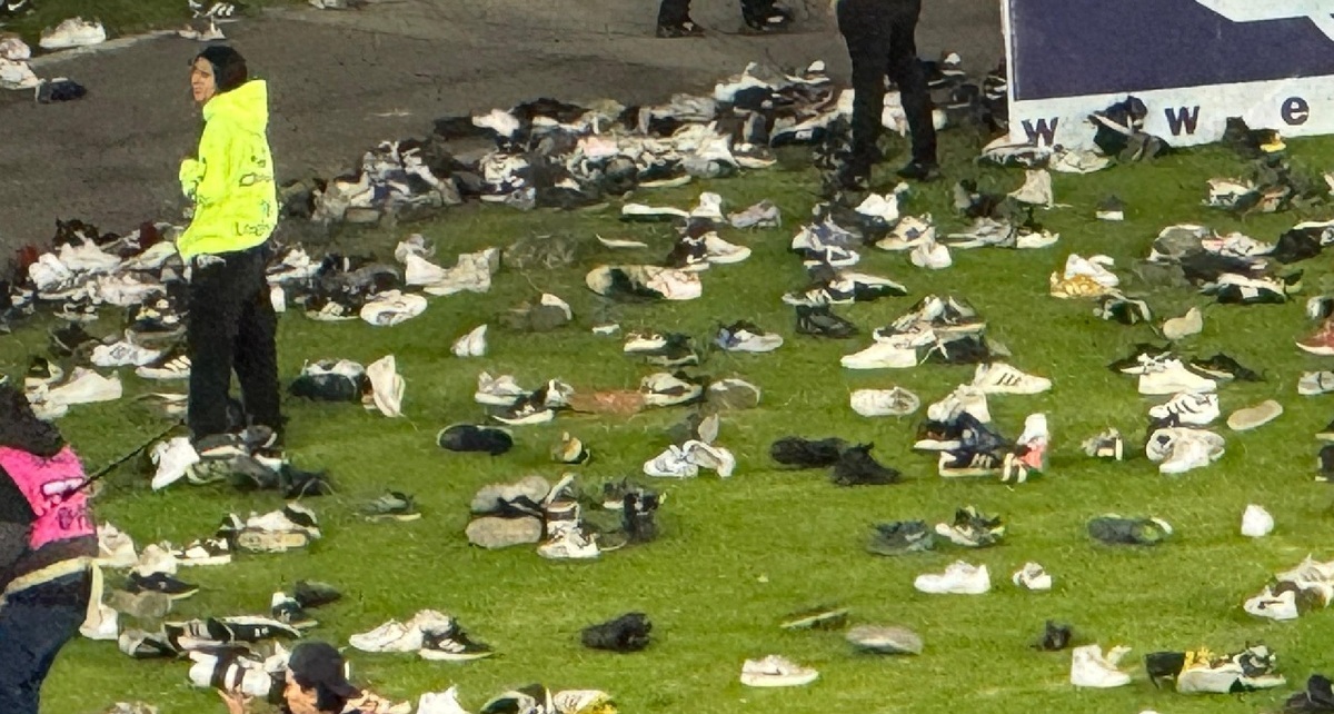 Una lluvia de zapatos interrumpe el partido de Millonarios y Unión Magdalena (Captura X)