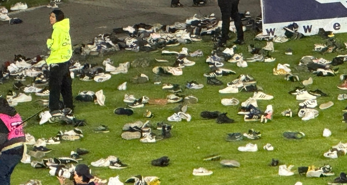 Una lluvia de zapatos interrumpe el partido de Millonarios y Unión Magdalena (Captura X)