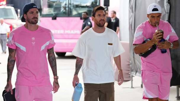 Messi acompañó al equipo, pero no vistió la indumentaria como sus compañeros (AFP)