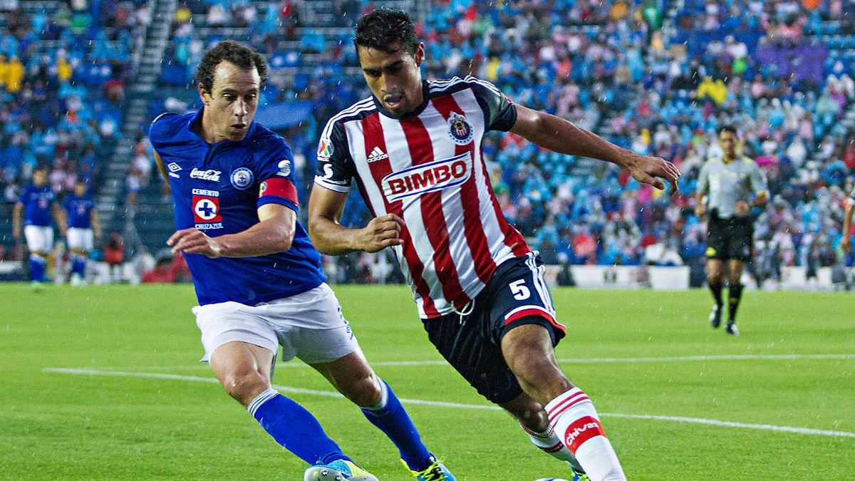 Patricio Araujo en duelo ante Cruz Azul en el Apertura 2013 (Imago7)