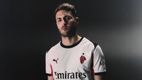 Santiago Gimenez con la nueva camiseta del Milan (X: @Santgimenez_)