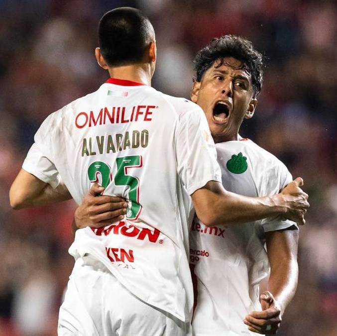 Chivas se levantó de una goleada y rescató el empate (Imago7)