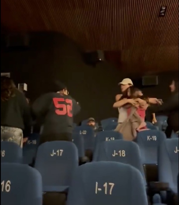 La joven que fue apodada 'lady Cineteca', se vuelve viral en redes sociales.
