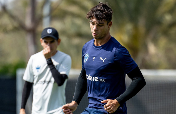 Oliver Torres le regaló los tachones al aficionado que lo vio afuera de El Barrial.