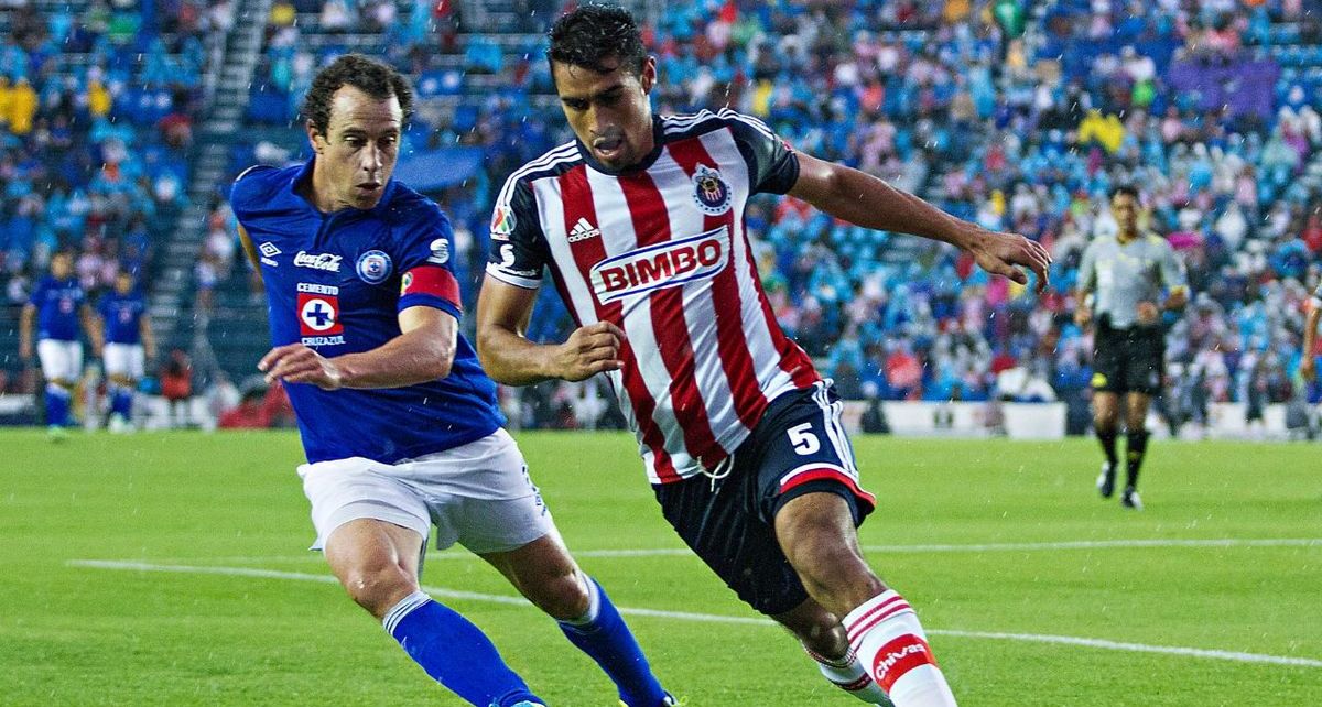 Patricio Araujo en duelo ante Cruz Azul en el Apertura 2013 (Imago7)