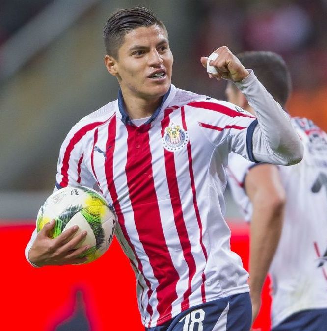 Ronaldo Cisneros en 2018 con Chivas (Mexsport)