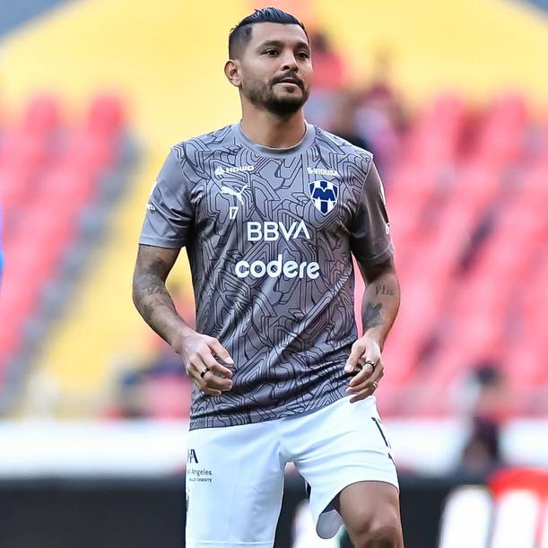 Tecatito Corona calienta en el Estadio Jalisco (Mexsport)