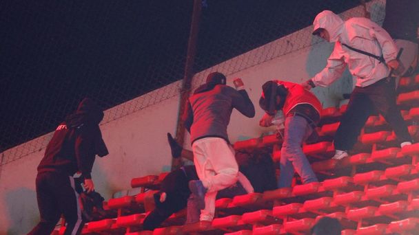 Barristas de Independiente atacaron a gente de la U. de Chile. (Foto: EFE)