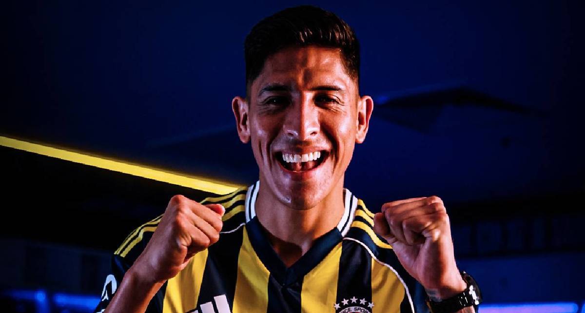 Edson Álvarez posando con la playera del Fenerbahce / X: Fenerbahce