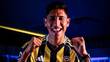 Edson Álvarez posando con la playera del Fenerbahce / X: Fenerbahce