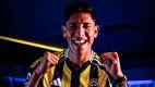 Edson Álvarez posando con la playera del Fenerbahce / X: Fenerbahce