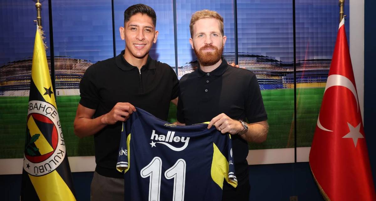 Edson Álvarez presume su playera de Fenerbahçe (@Fenerbahce)