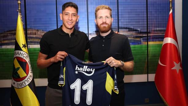 Edson Álvarez presume su playera de Fenerbahçe (@Fenerbahce)