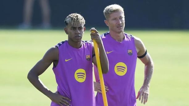 Lamine Yamal y Robert Lewandowski (EFE)