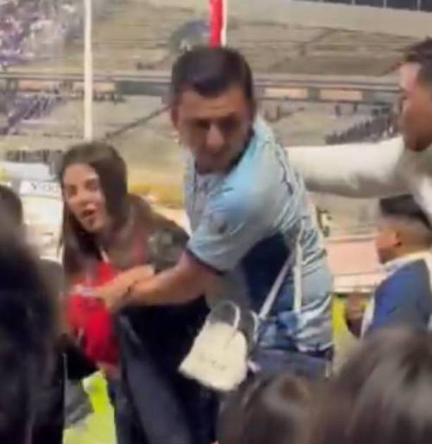 Mujer agredida en el Cruz Azul vs Toluca (Captura)