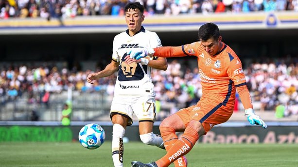 Ruvalcaba en una jugada con Julio González (Mexsport)