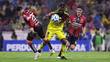 Allan Saint-Maximin batalla en el juego ante Atlas (Imago7)