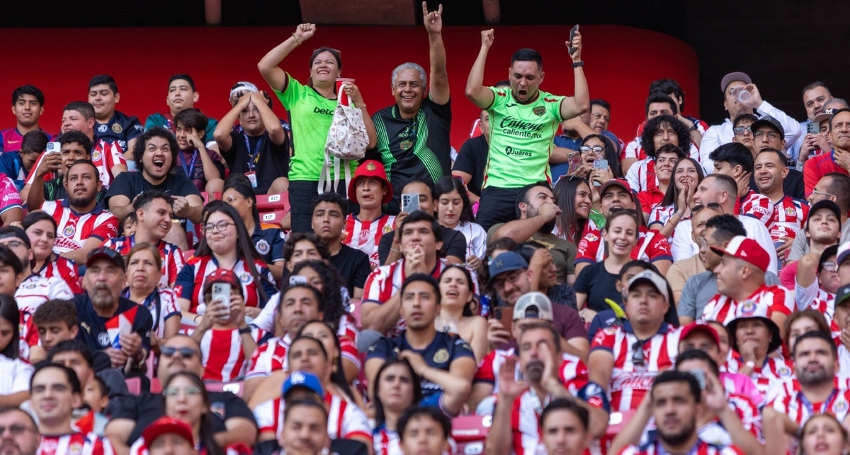 Aficionados de Chivas y Juárez en un partido de la Liga Mx (Imago7)