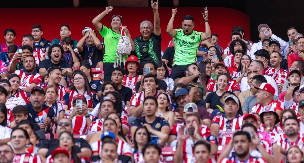 Aficionados de Chivas y Juárez en un partido de la Liga Mx (Imago7)