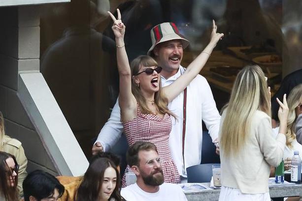 Travis Kelce y Taylor Swift en las tribunas (EFE)