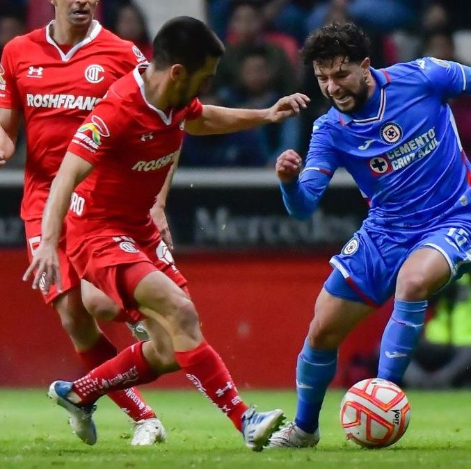 Fernando Navarro e Ignacio Rivero en un duelo entre Toluca y Cruz Azul (Imago7)