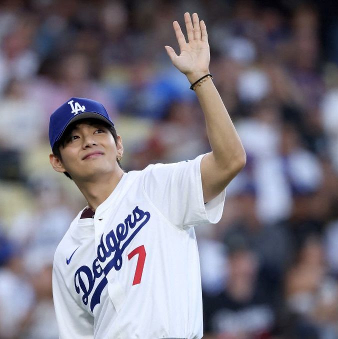 V de BTS sorprende a fans al lanzar la primera bola en juego de los Dodgers