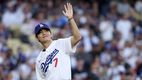 V de BTS sorprende a fans al lanzar la primera bola en juego de los Dodgers