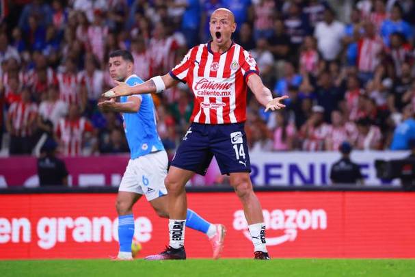 Chicharito reclama en el juego ante Cruz Azul (Imago7)