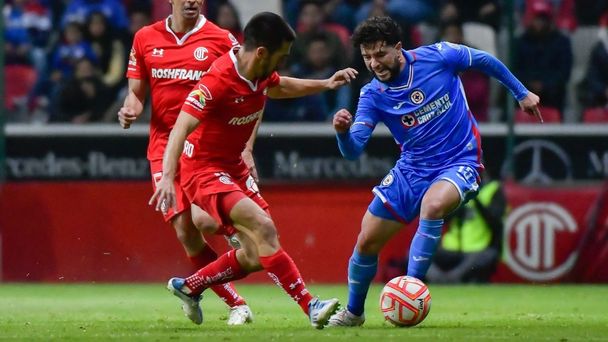 Fernando Navarro e Ignacio Rivero en un duelo entre Toluca y Cruz Azul (Imago7)