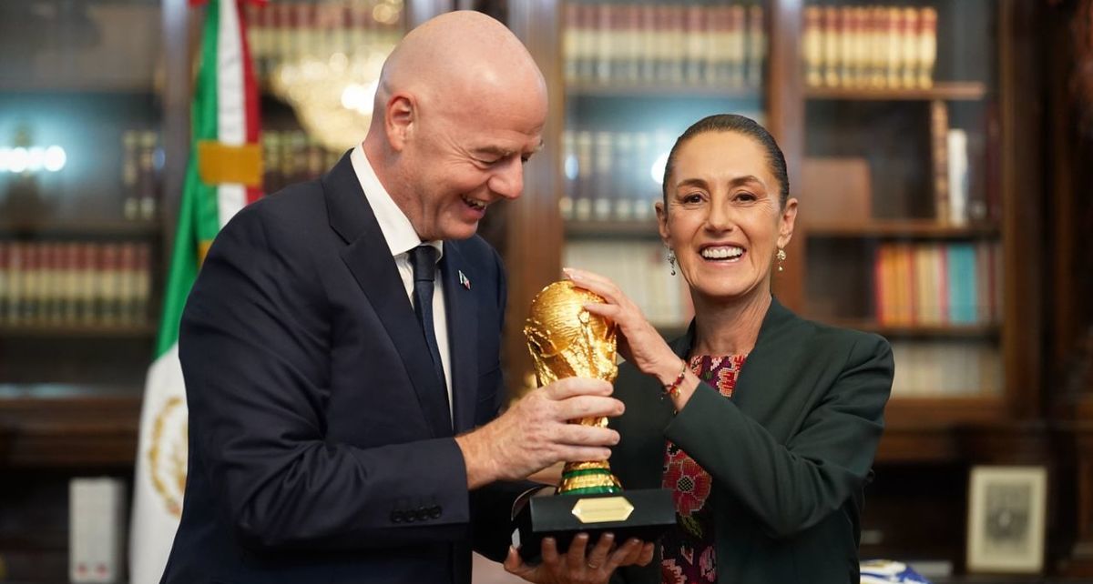 Gianni Infantino y Claudia Sheinbaum con una réplica de la Copa del Mundo (Gobierno de México)