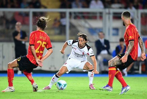 Modric intenta evadir la marca rival (Reuters)