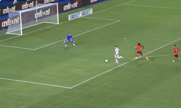 Santi Gimenez tenía una gran chance de gol (Captura)