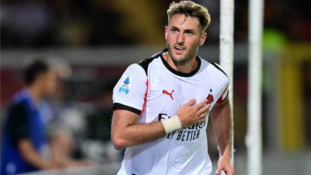 Santiago Gimenez celebra su gol anulado ante Lecce (Reuters)