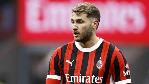 Santiago Gimenez durante un juego con el Milan (Mexsport)