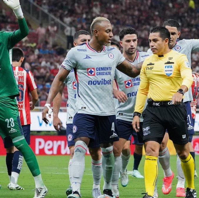 El arbitraje nuevamente estuvo en polémica durante el Chivas vs Cruz Azul (Imago7)