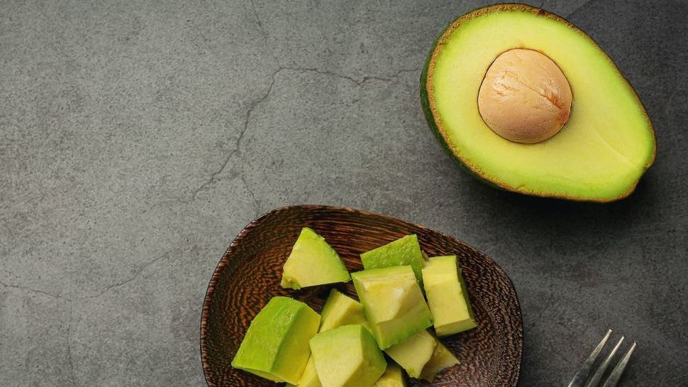 Si guardas tu aguacate en agua en el refri, estás cometiendo un grave error a tu salud. Foto: Freepik