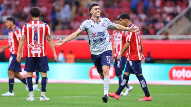 José Paradela abrió el marcador entre Chivas y Cruz Azul (Imago7)