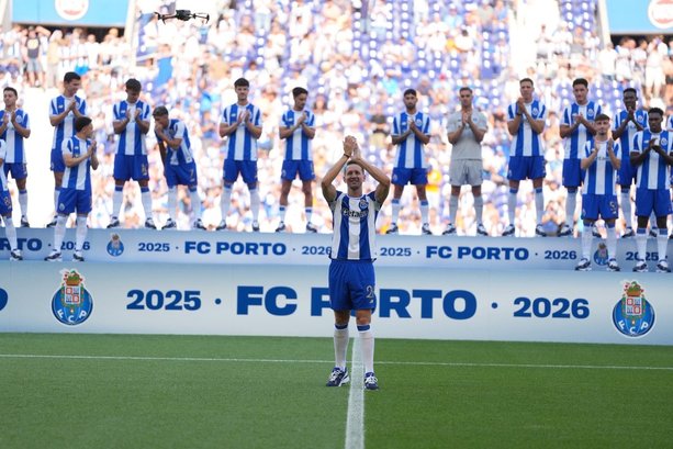 Luuk de Jong fue una sorpresa en la presentación del equipo del Porto (@FCPorto)