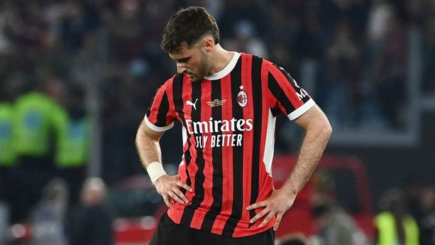 Santi Gimenez, cabozbajo tras perder la Final de Copa Italia con Milan (AFP)