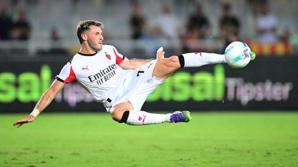 Santiago Gimenez intenta un disparo con el Milan (Reuters)