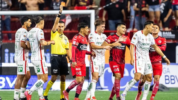 Necaxa se quedó con un hombre menos (Imago7)