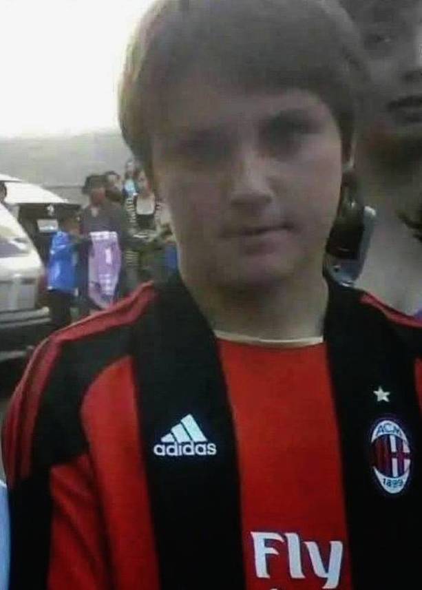 Santi Giménez de niño vistiendo la playera del Milan (Captura)