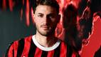 Santi Gimenez posa con el cuadro rossonero (AC Milan)