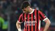Santiago Gimenez, cabizbajo en un partido del Milan (AFP)