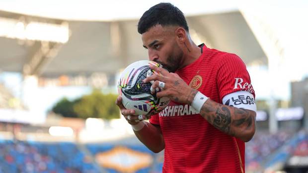 Alexis Vega besa el balón de la Leagues Cup (Imago7)