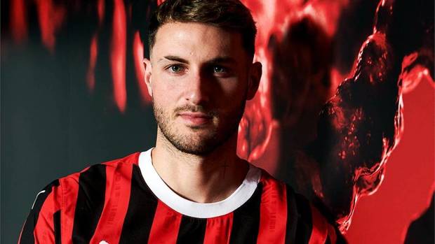 Santi Gimenez posa con el cuadro rossonero (AC Milan)