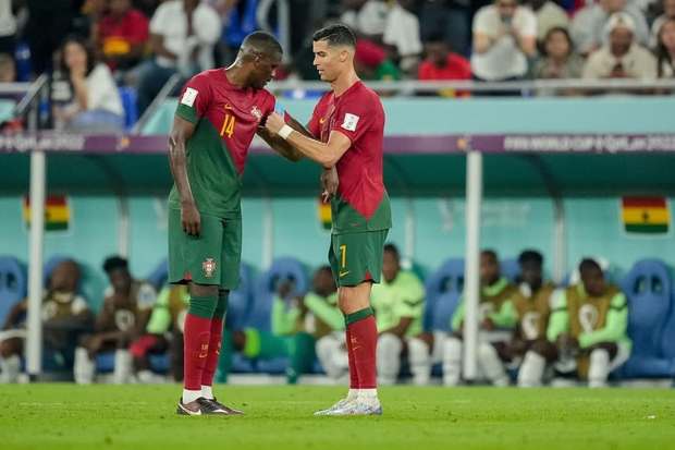 Cristiano Ronaldo le puso el gafete de capitán a William Carvalho (Ig  wcarvalho14)