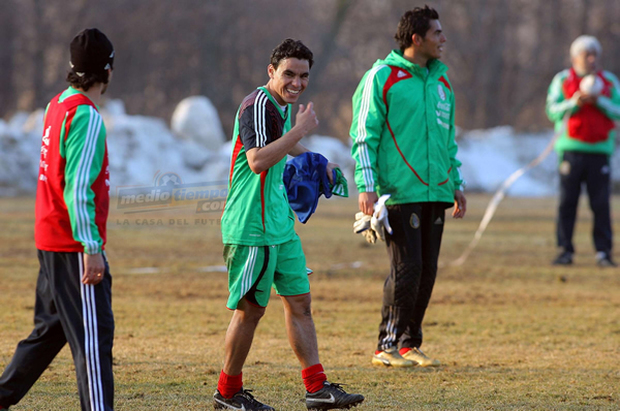 Omar Bravo titiritea con el extremo clima.