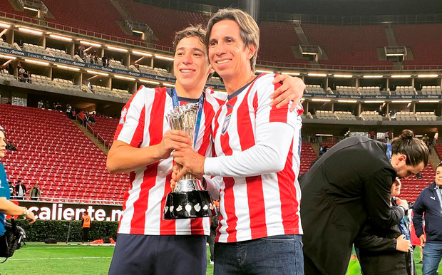 Tilón Chávez y su hijo Mateo. (Foto: Instagram mateo.chaveez)